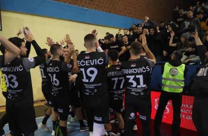 Rukometaši Partizana slave sa navijačima