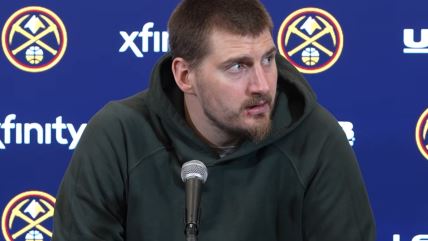 Nikola Jokić odgovara na pitanje na konferenciji za medije.