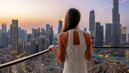 Žena stoji na terasi Dubaija
