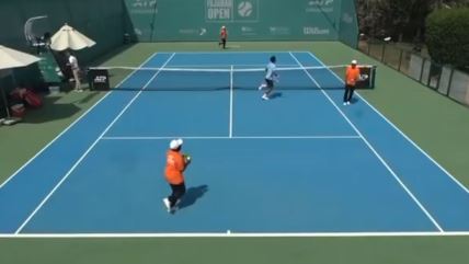 Teniseri beže sa meča u Abu Dabiju.