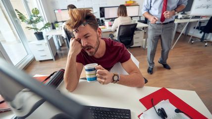 Muškarac umoran na poslu