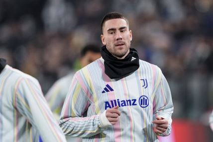 Dušan Vlahović na zagrevanju Juventusa