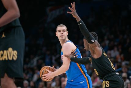 Nikola Topić na meču protiv Klivlenda dok ga čuva Denis Šruder