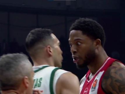 Tajrik Džouns i Kostas Slukas u duelu na meču Olimpijakosa i Panatinaikosa.