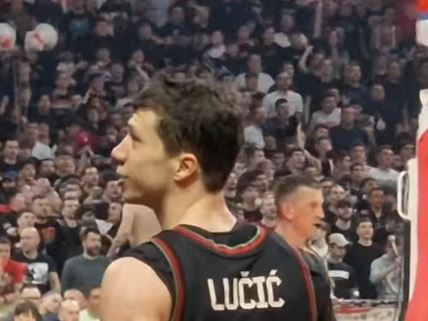 Vladimir Lučić, košarkaš Bajerna, u sukobu sa navijačima Crvene zvezde.