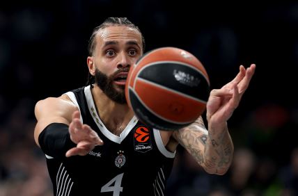 Dvejn Vašington baca loptu u dresu Partizana.