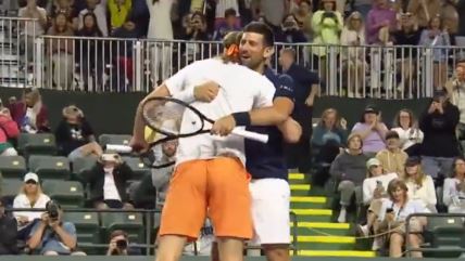 Novak Đoković i Stefanos Cicipas se grle.