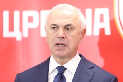 Zvezdan Terzić u odelu daje izjavu.