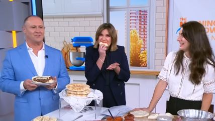 Snežana Čalić sa voditeljima australijske emisije koji jedu lepinju