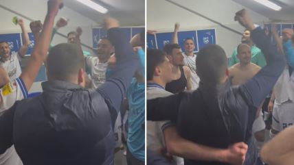 Nenad Lalatović slavi sa fudbalerima Novog Pazara.