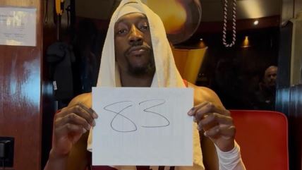 Bem Adebajo drži papir sa 83 poena.