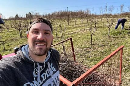 Dejan Musli obrađuje voćnjak