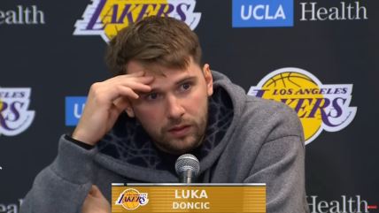 Luka Dončić se drži za glavu dok daje izjavu.