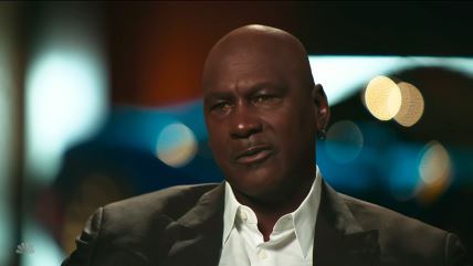 Majkl Džordan u odelu daje intervju.