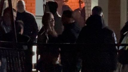 Aleksandra Prijović stigla kod Darka Pevačica grli Lazića i plače.jpg