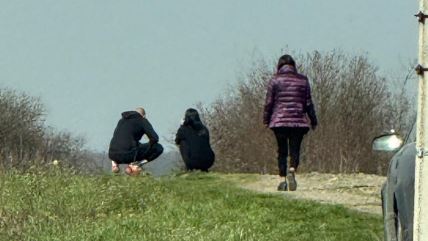 Darkova snajka cuci na kraju puta i place Prisla joj Laziceva majka Branka i zagrlila (2).jpg