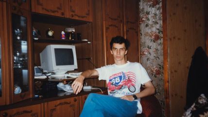 Muškarac u vreme devedesetih ispred kompjutera