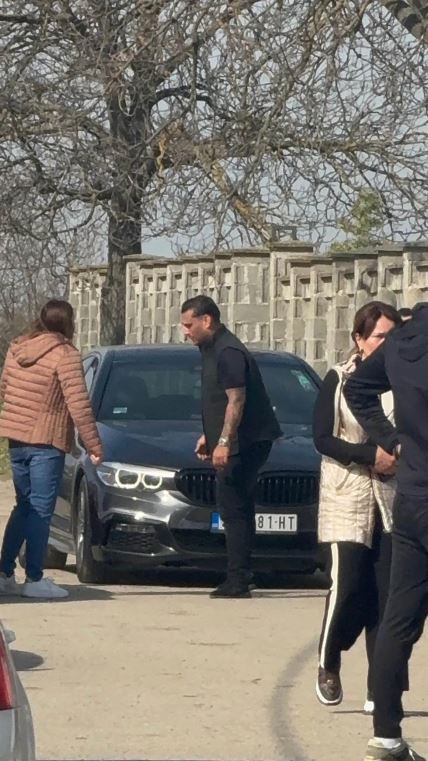 Darko Lazic place ispred porodicne kuce u Brestacu (6).jpg