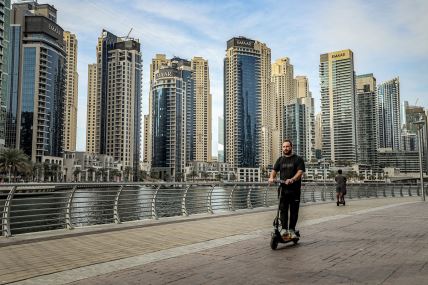 Muškarac vozi trotinet ulicama Dubaija