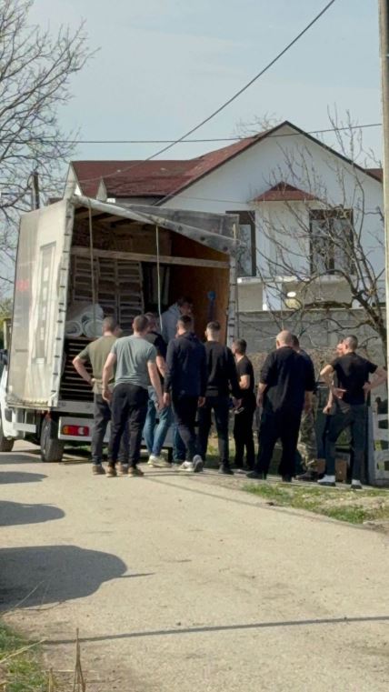 Stigao sator u dom Lazica Ocekuje se veliki broj ljudi na sahrani Darkovog brata Dragana (5).jpg