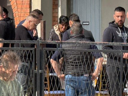 Porodicni prijatelj ljubi Draganovu umrlicu u jeca Potresne scene u domu Lazica u Brestacu (2).jpg