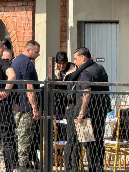 Porodicni prijatelj ljubi Draganovu umrlicu u jeca Potresne scene u domu Lazica u Brestacu (1).jpg