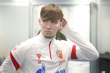Vasilije Kostov se češe po glavi dok je u opremi Crvene zvezde.
