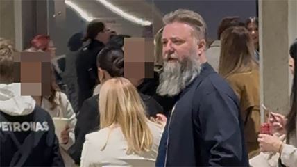 Otac Predrag Popović u mantiji došao na koncert Lexingtona ljudi trče da se fotografišu sa njim