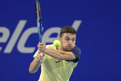 Miomir Kecmanović udara lopticu na turniru u Meksiku