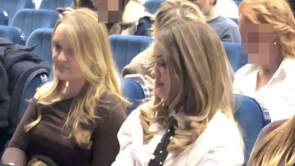 Sve oči uprte u devojku Adija Šošea, izaziva minićem i čipkanim čarapama