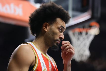 Džordan Nvora izbliza u dresu Crvene zvezde.