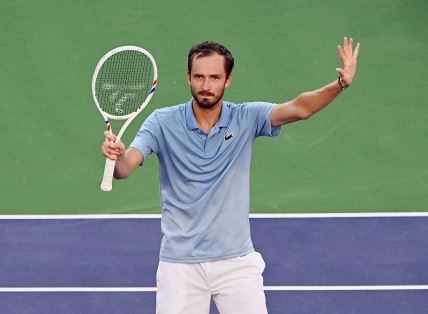 Danil Medvedev pokazuje rukama i reketom da se izvinjava.