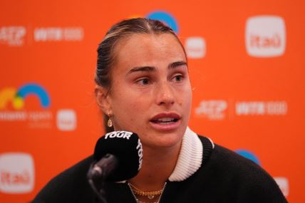 Arina Sabalenka daje izjavu.