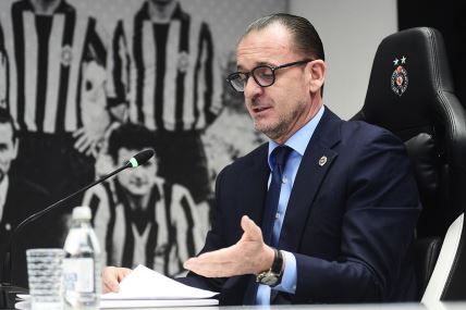 Predrag Mijatović gleda u papire i čita.