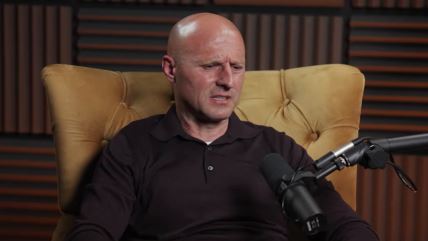 Igor Duljaj daje intervju i sedi na žutoj fotelji.