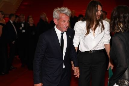 Šon Pen nije došao na Oskare zbog 35 godina mlađe za koju misle da mu je sin