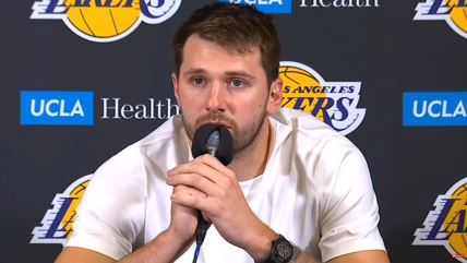 Luka Dončić s mikrofonom u rukama daje izjavu.