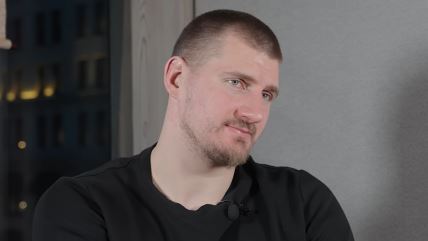 Nikola Jokić u crnoj majici daje intervju.