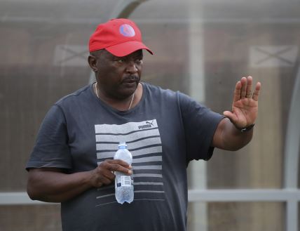 Džomo Sono daje instrukcije svom timu