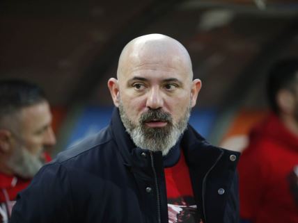 Dejan Stanković u jakni na utakmici Crvene zvezde.