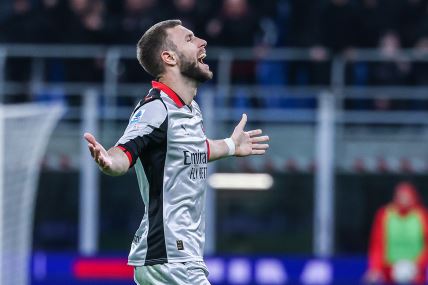 Strahinja Pavlović širi ruke u dresu Milana.