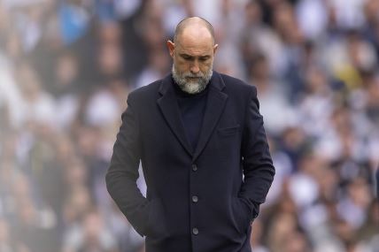 Igor Tudor u kaputu s rukama u džepovima.