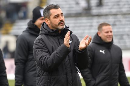 Đorđije Ćetković aplaudira.