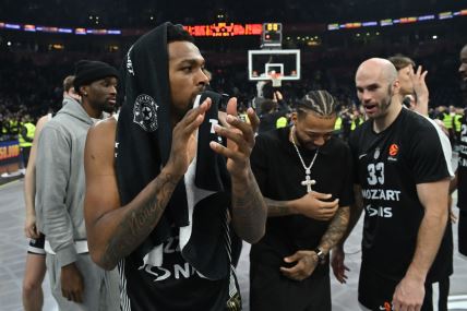 Sterling Braun sa Karlikom Džounsom i Nikom Kalatesom