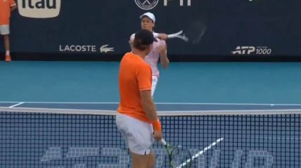 Janik Siner pogađa lopticom Aleksa Mikelsena.