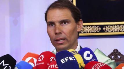 Rafael Nadal daje izjavu pored mikrofona.