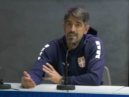 Veljko Paunović daje izjavu.