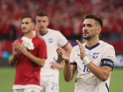 Srpski fudbaler Dušan Tadić u dresu reprezentacije.