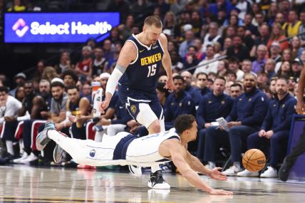 Nikola Jokić na meču protiv Dalasa