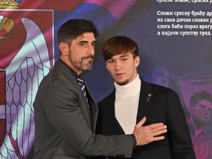 Fudbaler Crvene zvezde Vasilije Kostov pored selektora Srbije Veljka Paunovića.